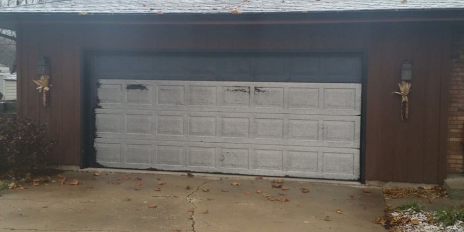 old residential Garage door before replacement - Glenn Brothers - Springfield, IL