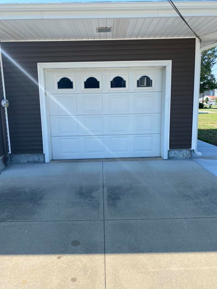 residential Garage door before replacement - Glenn Brothers - Springfield, IL